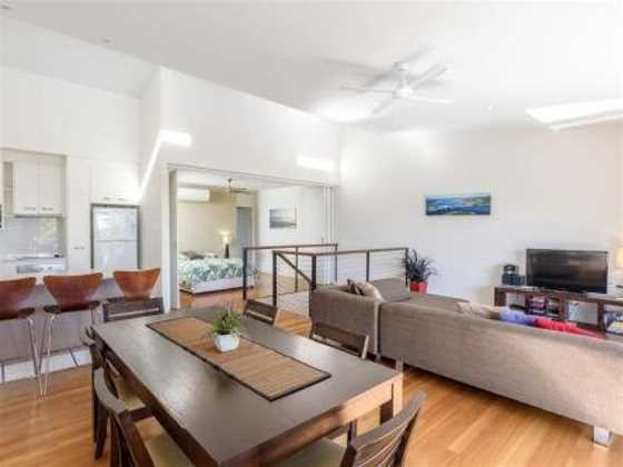 Unit 4 Rainbow Surf - Modern, double storey townhouse with large shared pool, close to beach and sho