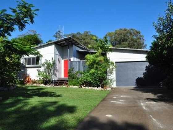 10 Double Island Drive - Modern family home, centrally located, swimming pool & outdoor area