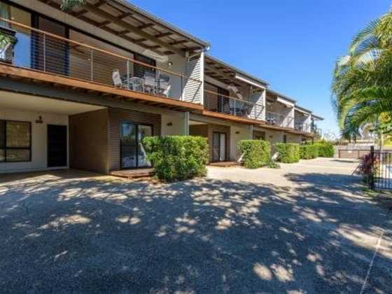 Unit 2 Rainbow Surf - Modern, double storey townhouse with large shared pool, close to beach and sho