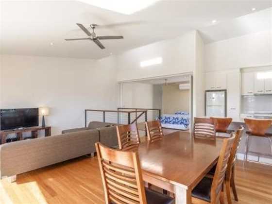 Unit 5 Rainbow Surf - Modern, double storey townhouse with large shared pool, close to beach and sho