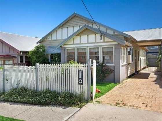 Newcastle Short Stay Accommodation - Cooks Hill Cottage