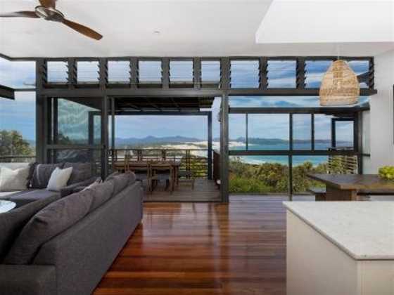 ONE MILE RETREAT Stunning Beach House