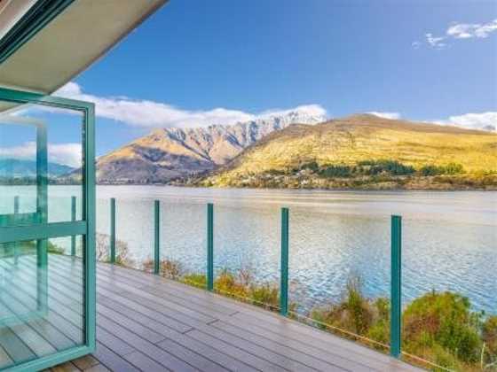 Huge Lakefront Delight - Queenstown Holiday Home