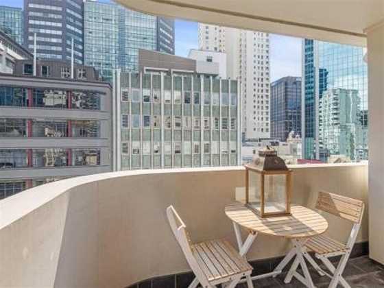 Central Akl Apartment with Balcony Perfect Location