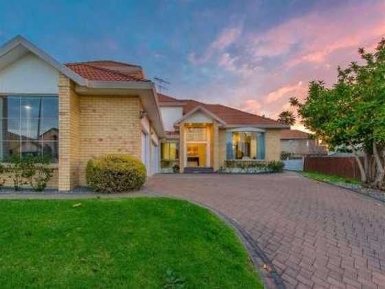 Elegant 6 Bdr Home Sleeps 13 in East Auckland