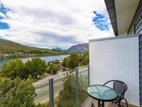 Lake View Greenstone Apartment Two