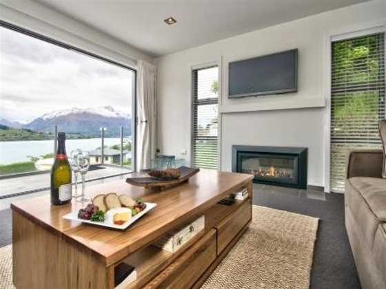 Lake Views on De La Mare - Queenstown Holiday Apartment