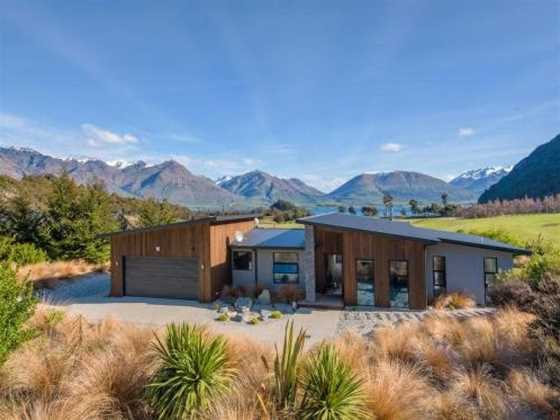 Lookout Retreat - Queenstown Holiday House