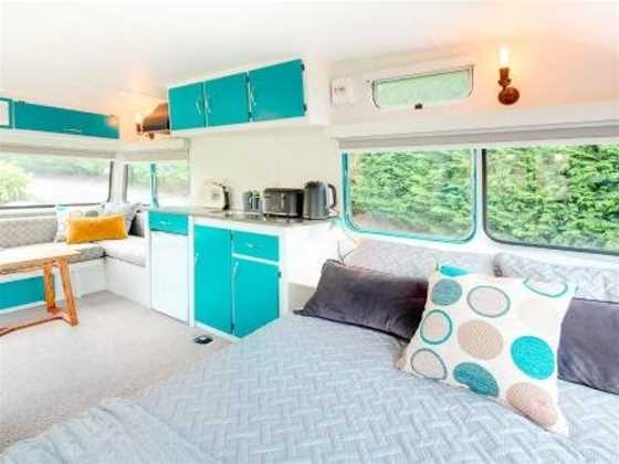 MountViews Glamping- retro caravan getaway