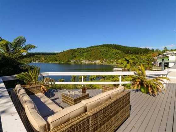Mourea Lakefront Magic - Lake Rotoiti Holiday Home