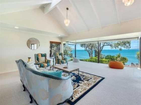 Northshore Cliff-Top Hideaway, Expansive Sea Views