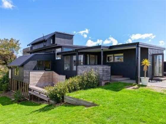 Views on Hilltop - Lake Taupo Holiday Home