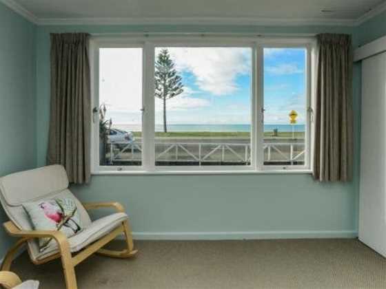 Westshore Beachfront - Napier Holiday Home