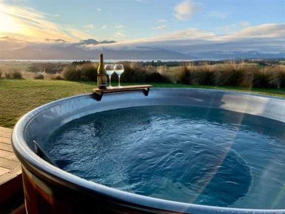 Fiordland Eco-Retreat -- Panoramic Views -- Hot Tub