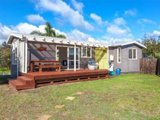 Our Kiwi Whanga Bach - Whangamata Holiday Home