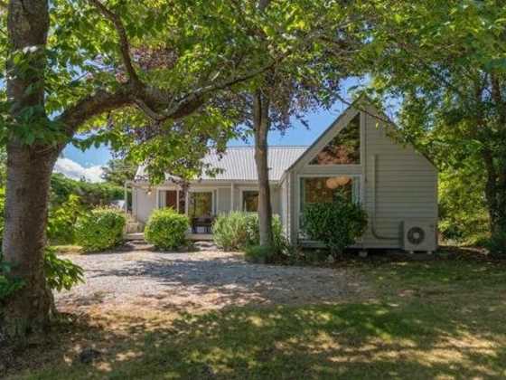 Copper Beech Cottage - Wharewaka Holiday Home