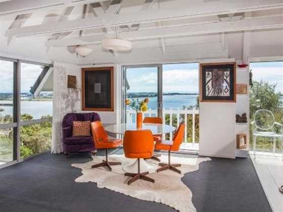 Christchurch - Art space, sea views, private