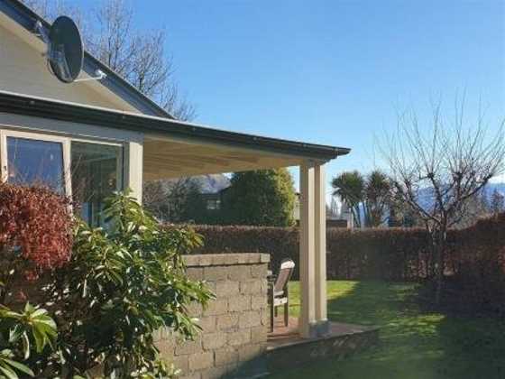 HYLA25 - Meadowstone Executive Villa Close to Lake Wanaka