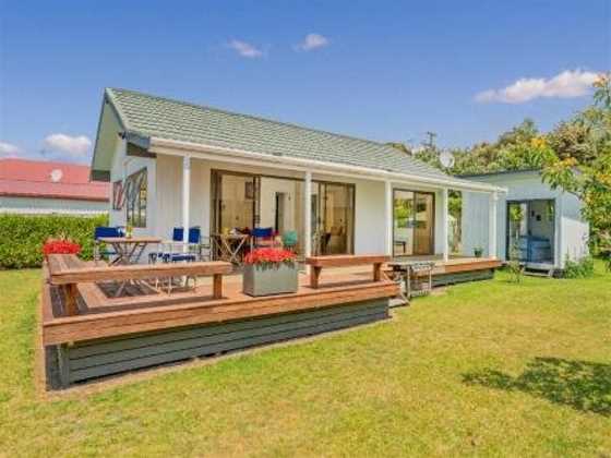 Bay Coast Happy Place - Cooks Beach Holiday Home