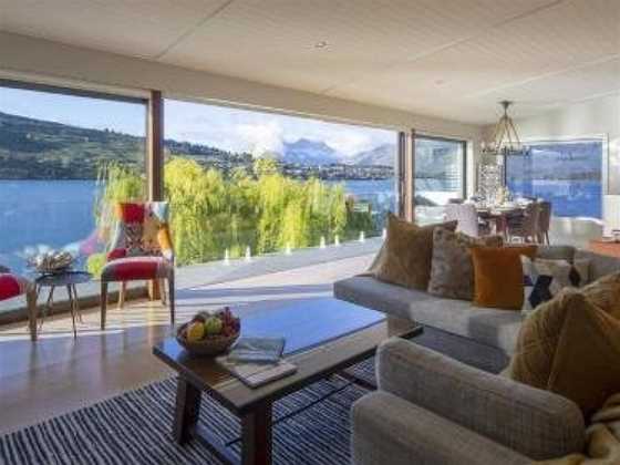 Kohanga Luxury Lakeside Villa by Amazing Accom