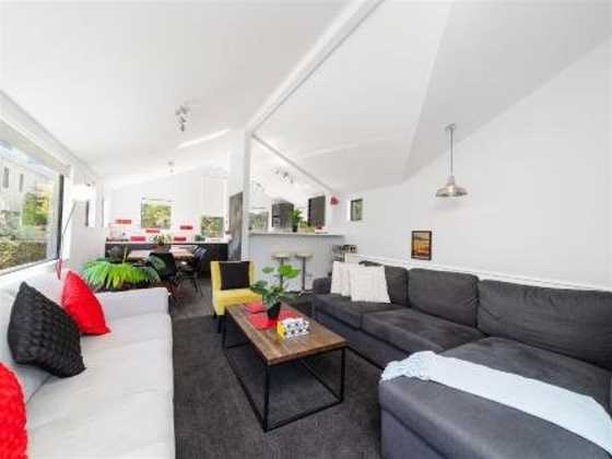 Modern Family Home CBD 1 min walk