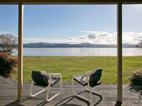 Lakeside Vistas Magic - Rainbow Point Holiday Home on the Waterfront