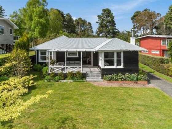 The Lake House Garden - Waitetoko Holiday Home