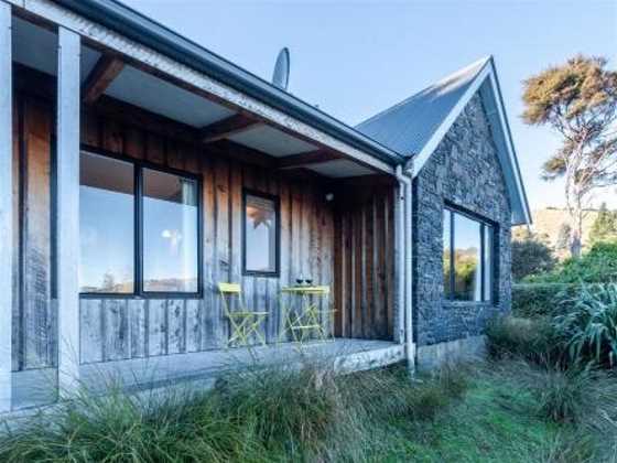 Fantail Cottage with Sea Views - Akaroa Holiday Home