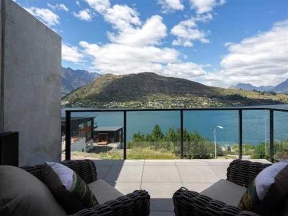 4 Bedroom Home with elevated views of Lake Wakatipu & The Remarkables