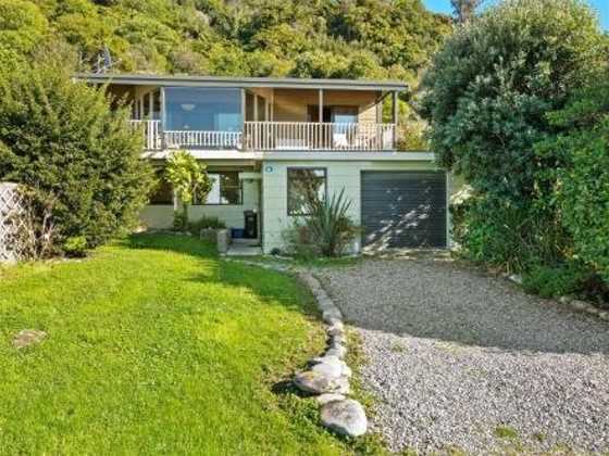 Collingwood Beach House - Golden Bay Holiday Home