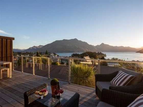 Villa Nikau Lake Views Gas Fire Walk to Town