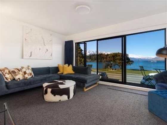 TAHUNA LAKEFRONT LUXURY, Central Location