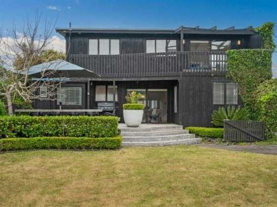 Poolside Paradise - Whangamata Holiday Home