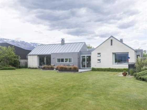 The Lakehouse - Cromwell Holiday Home
