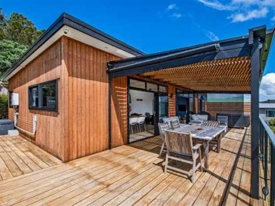 Tapuaetahi Beach Marvel - Te Tii Holiday Home