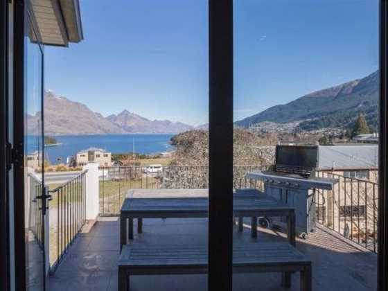 Lake and Mountain Ridge - Queenstown Apartment