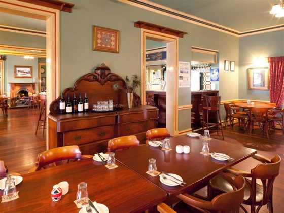 The Earl of Spencer Historic Inn - Bar & Restaurant