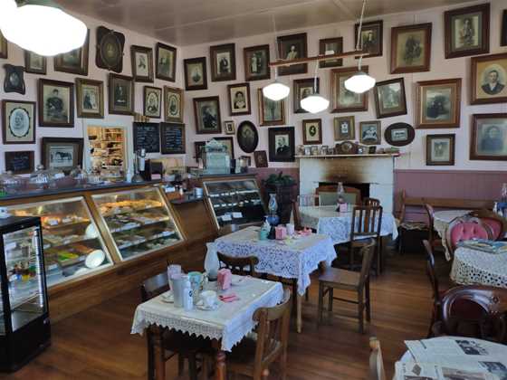 Cafe Collectables & Cake