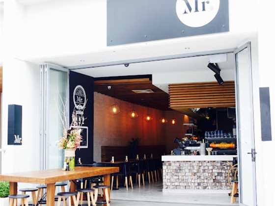 Mr.H Cafe and bar