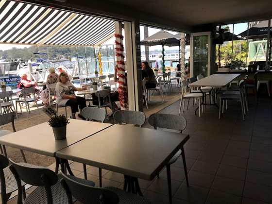 Waterfront Como Café On The Marina