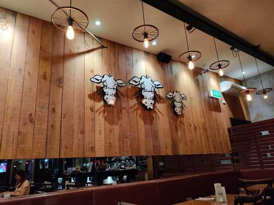 Three Cows Cafe Bar & Restaurant